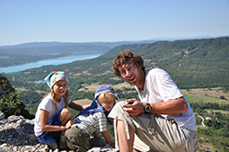 Familie bei einer Wanderung in der Provence