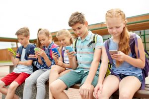 Kinder schauen in ihre Handys