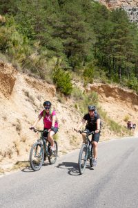 Zwei Radfahrer auf einer Bergstraße im Sommer
