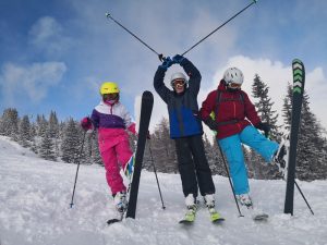 Kinder auf Skiern im Schnee