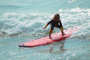 Kind beim Wellenreiten