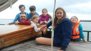 Kindergruppe auf einem Plattbodenschiff