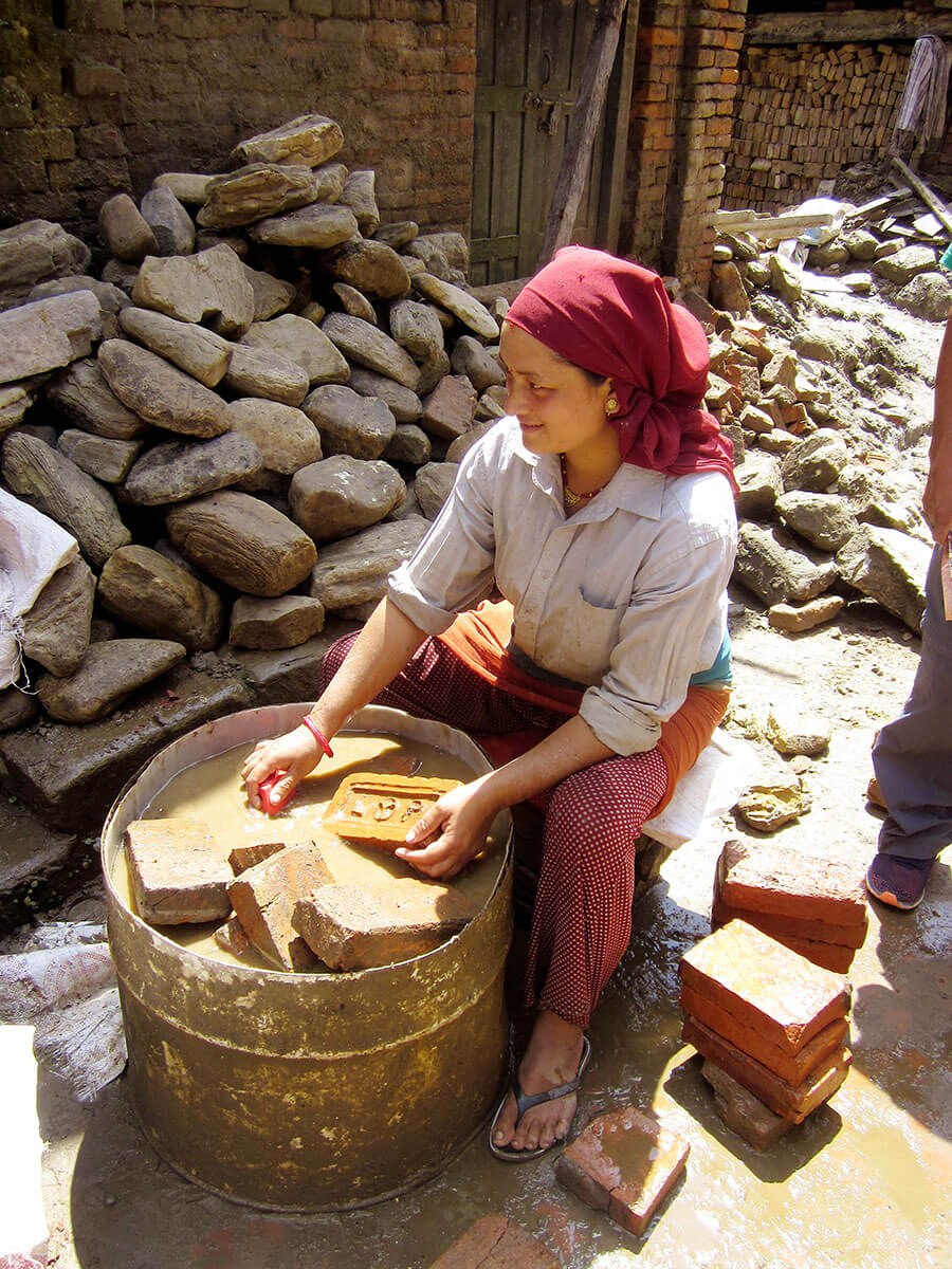 Frau macht eine typische Arbeit der Nepalesischen Frauen