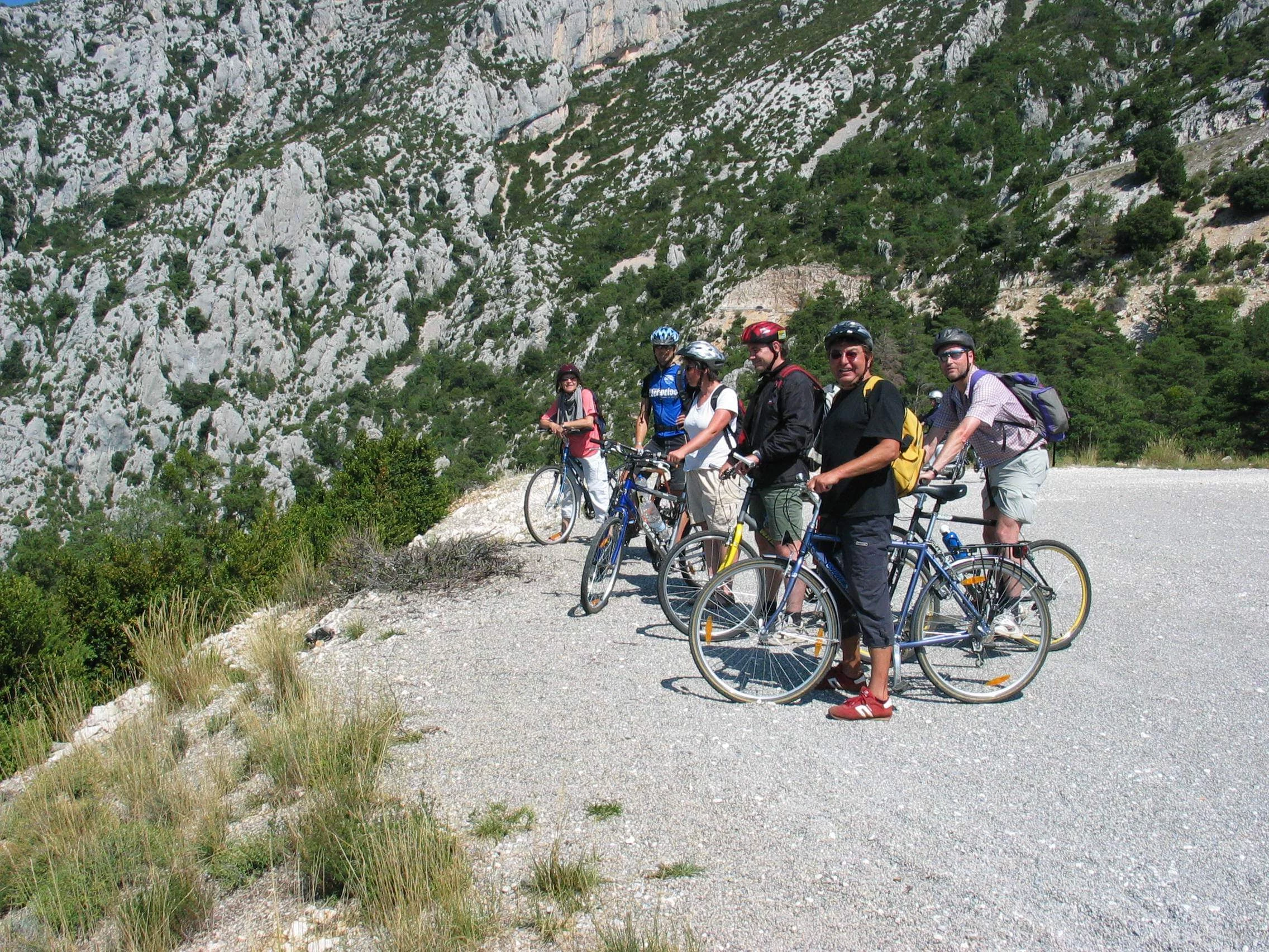 Eine Gruppe genießt die Aussicht auf der Biketour vom Mount Mangart.