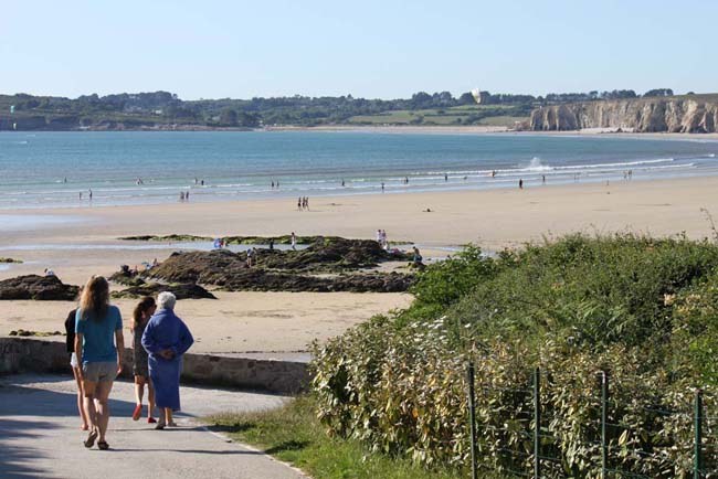 Blick auf den Strand vor dem Campingplatz im Familiencamp Bretagne