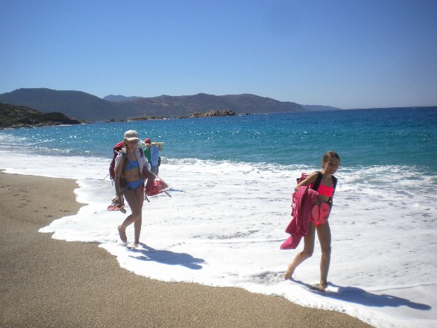 Jugendliche auf dem Weg zum Strand lassen sich von den Wellen die Füße nass machen