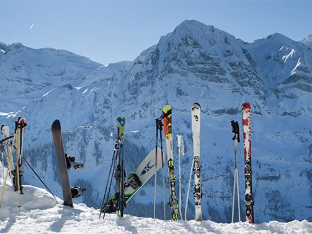 Ski im Schnee vor Panorama des Skigebiets Champéry