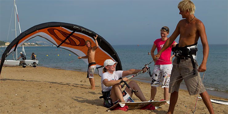 Kiteübungen am Strand auf der Insel Korfu