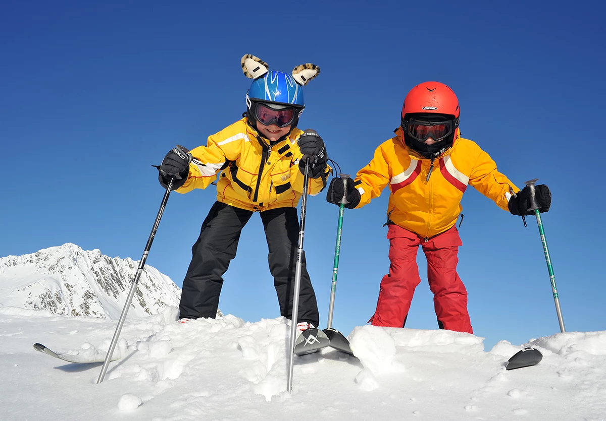 Kinder im Tiefschnee im Skigebiet 