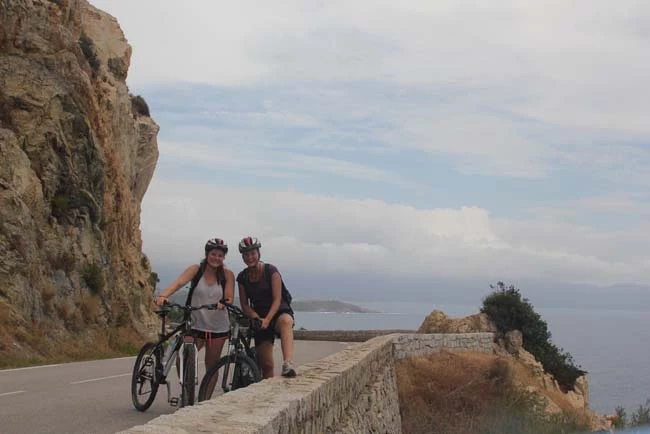 Zwei Radfahrerinnen auf der Küstenstraße auf Korsika