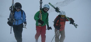 Skifahrer im Schnee im Skigebiet Bad Hofgastein