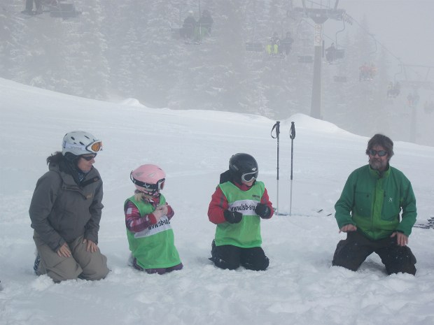 spielerisches Aufwärmen im Kinderskikurs im Skigebiet Bad Hofgastein