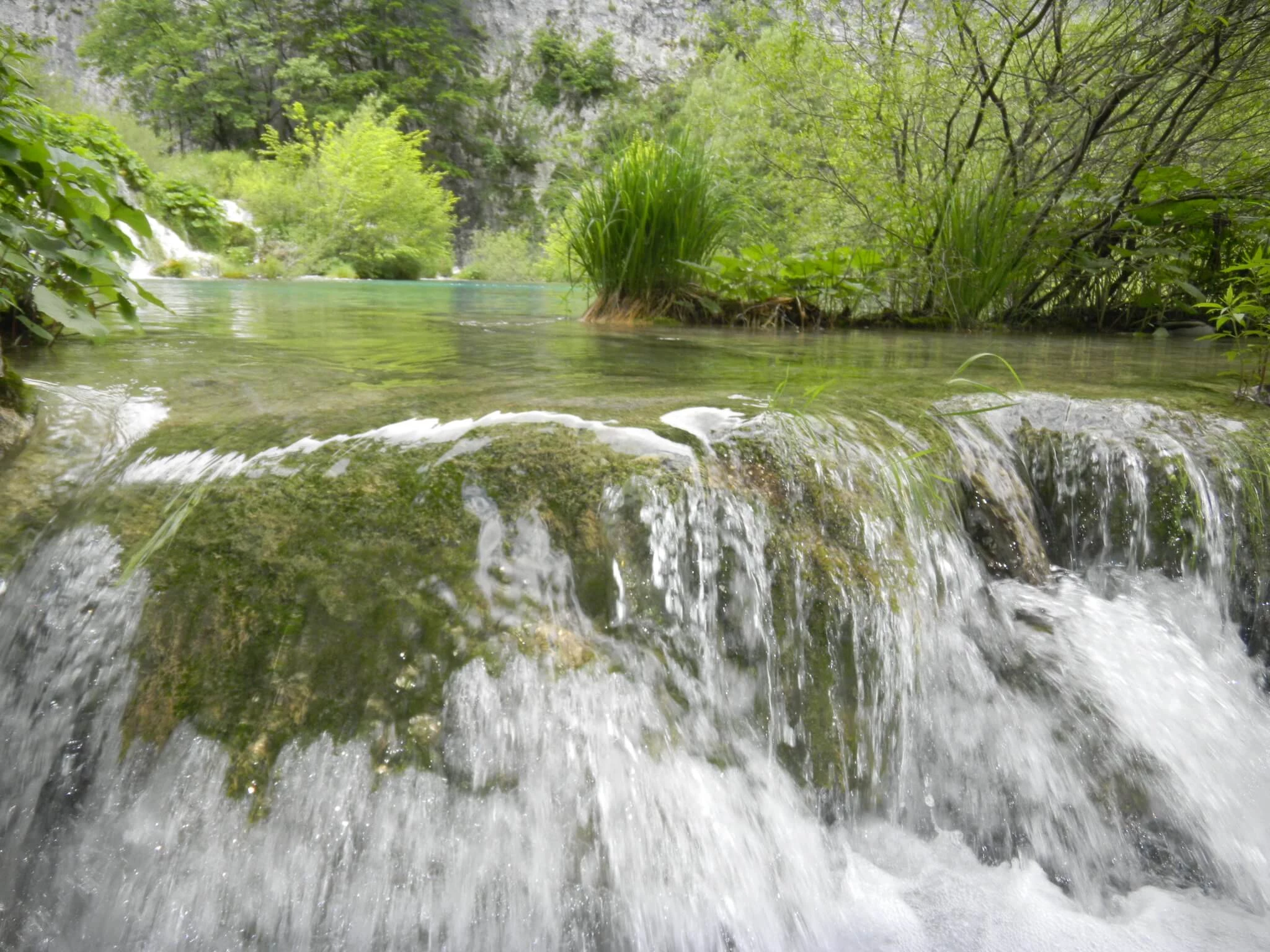 Ein kleiner Wasserfall am Fluss Soca.