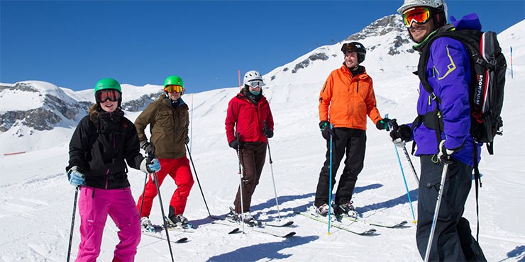 Erwachsenenskikurs pausiert auf der sonnigen Piste in Crnas Montana in der Schweiz