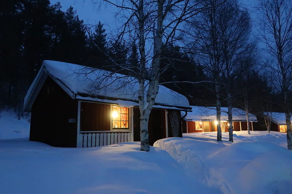 Schneehütte im Aktivcamp in Schweden