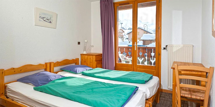 Beispiel eines Zweibettzimmers im Sportclub Les Fontanettes im Skiurlaub in Frankreich
