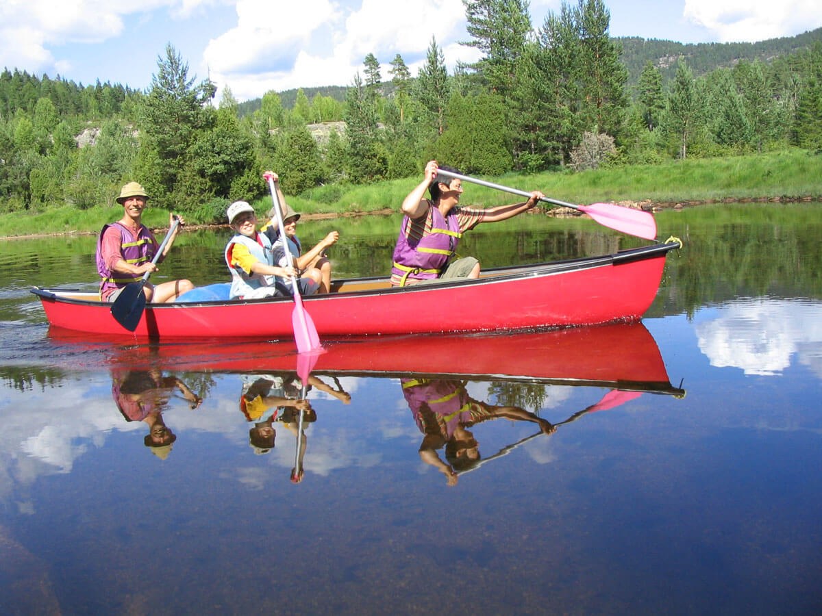 Teilnehmer paddeln über den See