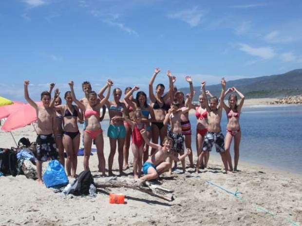alle Teenager des Korsikacamps am Strand im Gruppenbild