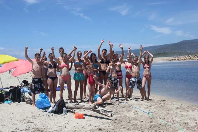 alle Teenager des Korsikacamps am Strand im Gruppenbild