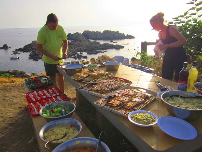 Das Buffet in der Abendsonne am Strand von Korsika