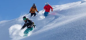 Ski- und Snowboardgruppe im Tiefschnee in Champéry in der Schweiz