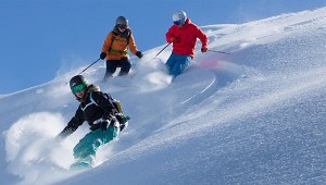 Ski- und Snowboardgruppe im Tiefschnee in Champéry in der Schweiz