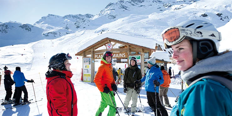 Skigruppe pausiert in der Sonne im Skiurlaub in Le Bettaix in Frankreich