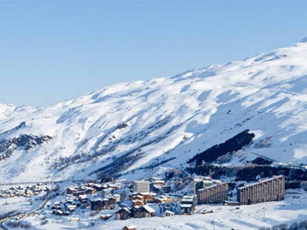 Blick auf den Ort Le Bettaix im Skiurlaub in Frankreich