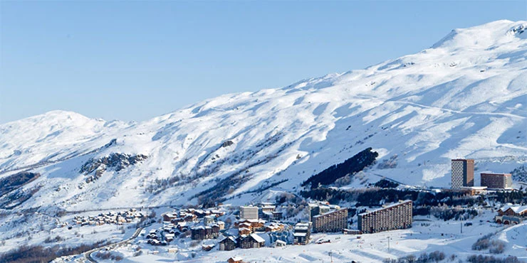 Blick auf den Ort Le Bettaix im Skiurlaub in Frankreich