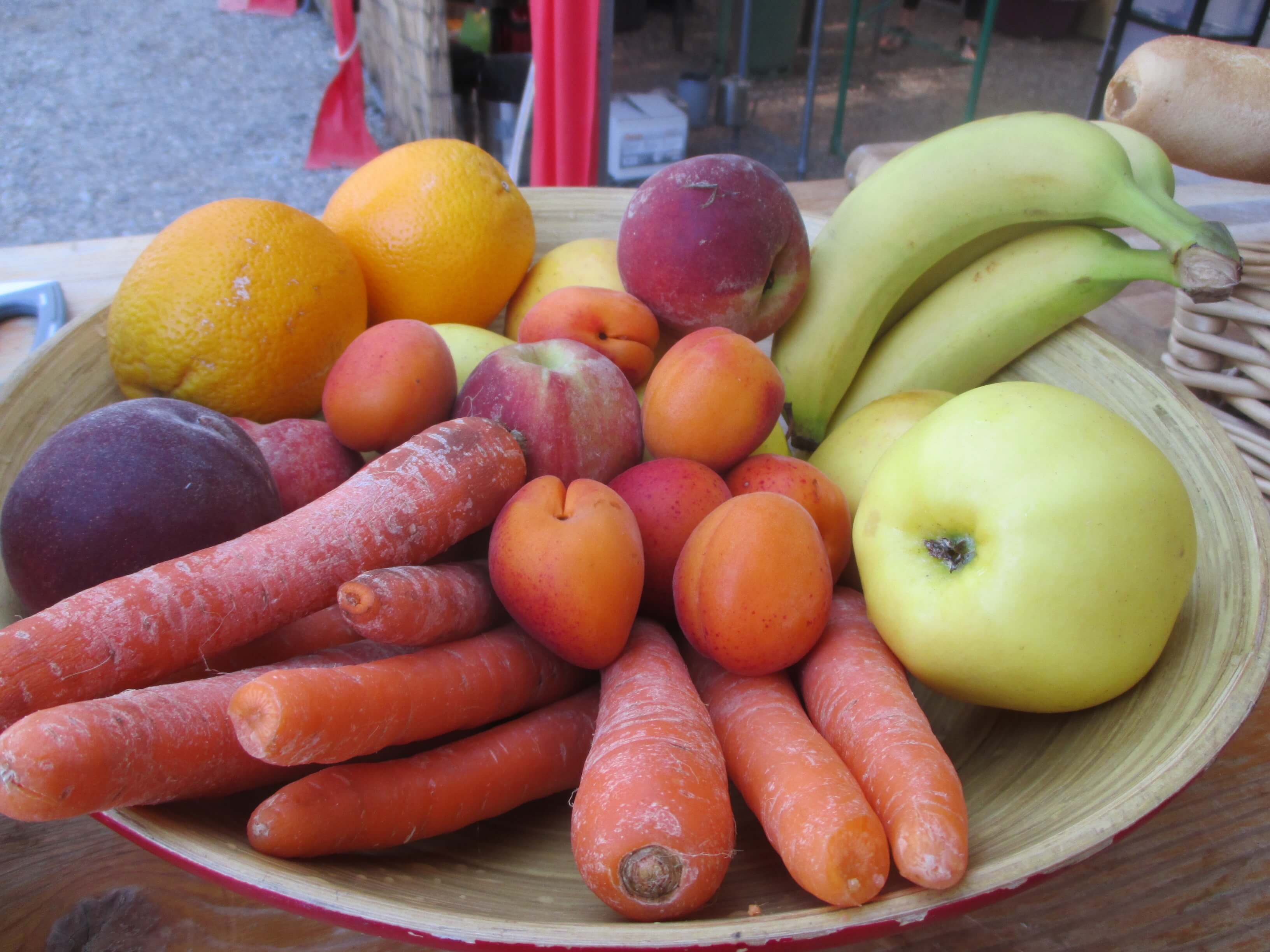 Obst und Gemüseteller als Snack für zwischendurch