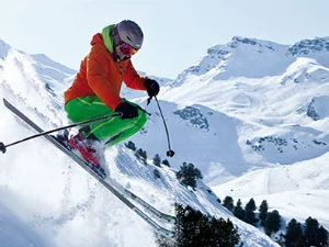 Skifahrer springt im Teifschnee im Skigebiet Le Bettaix in Frankreich