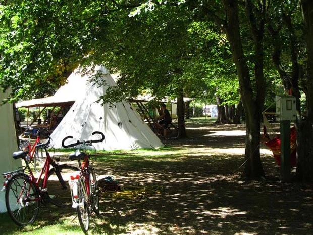 Schattiger Campingplatz vom Familiencamp Loire