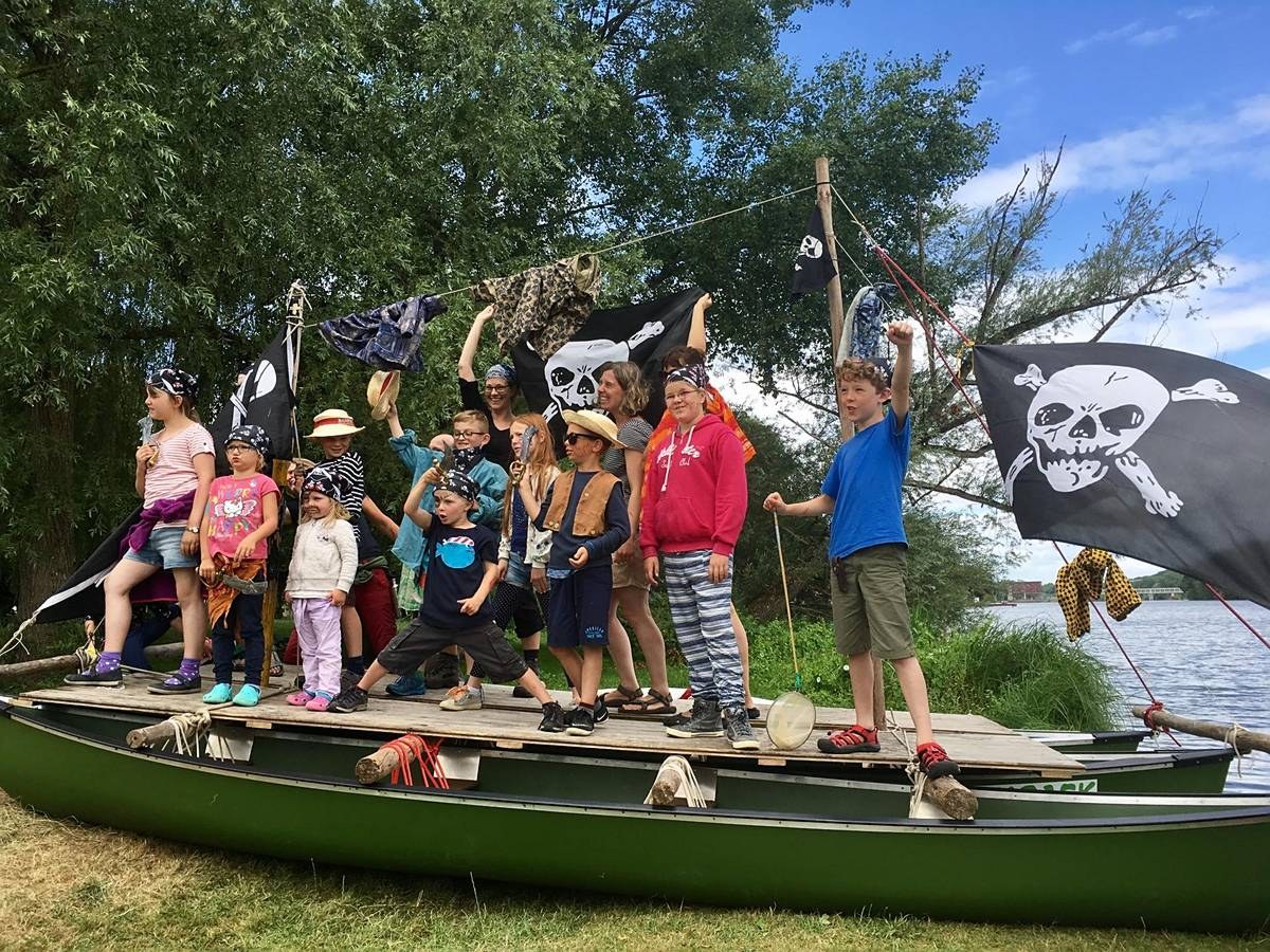 Kinder Piraten Piratenschiff Freibeuter Gruppe