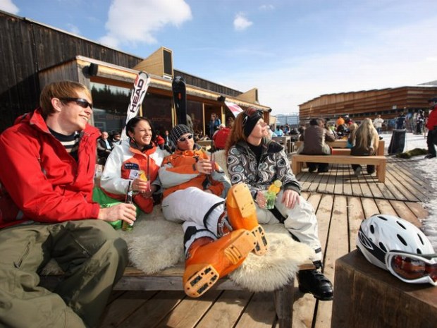 Skifahrer machen Pause auf einer Skihütte in Flims-Laax im Skiurlaub in der Schweiz