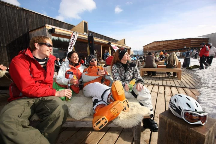 Skifahrer machen Pause auf einer Skihütte in Flims-Laax im Skiurlaub in der Schweiz