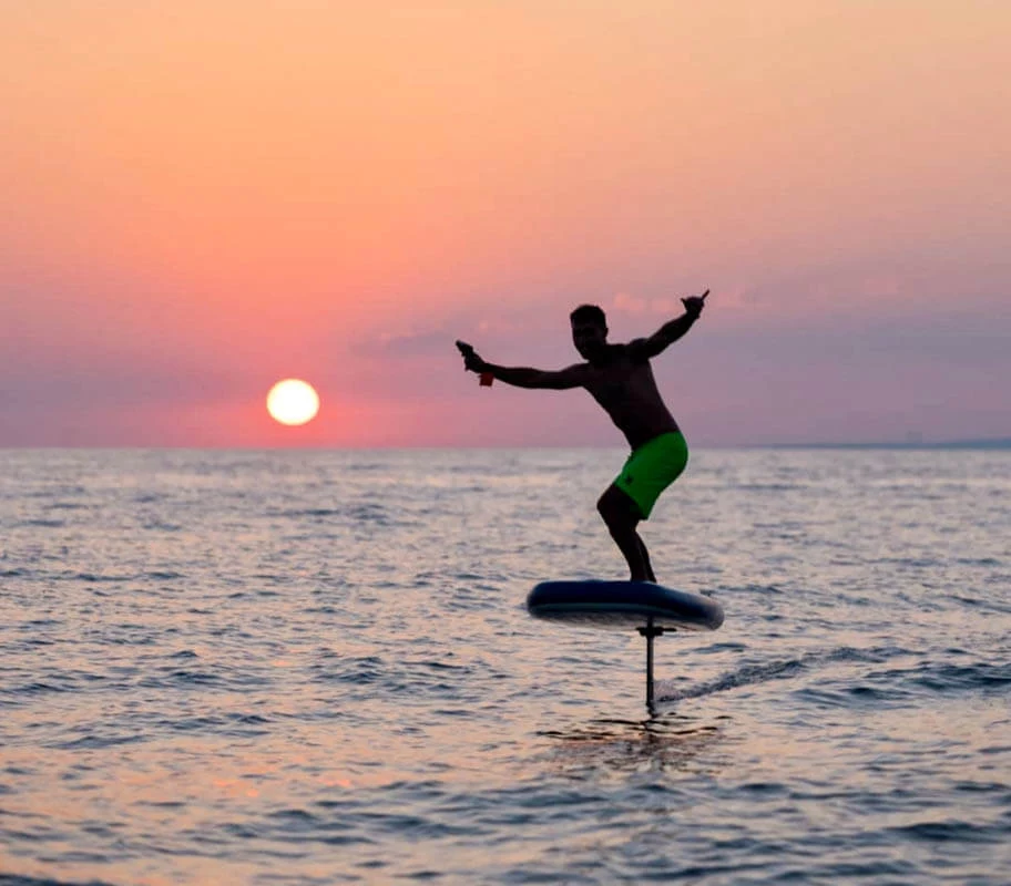 Surfer auf einem Efoil bei Sonnenuntergang