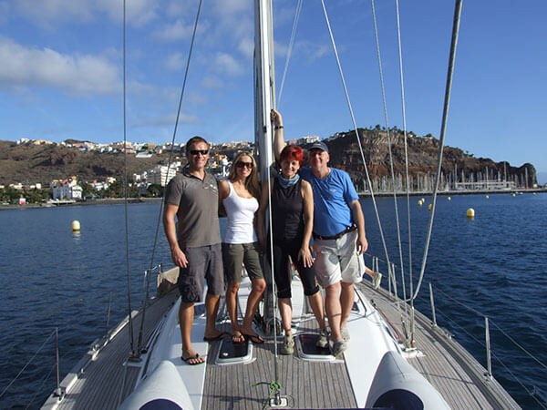 Mitsegler auf Deck der Yacht vor kanarischer Insel im kanarischen Archipel im Atlantik