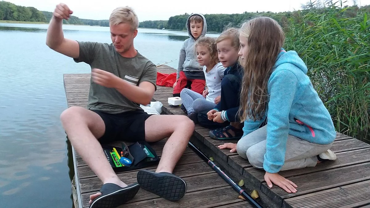 Kinder lernen Angeln See