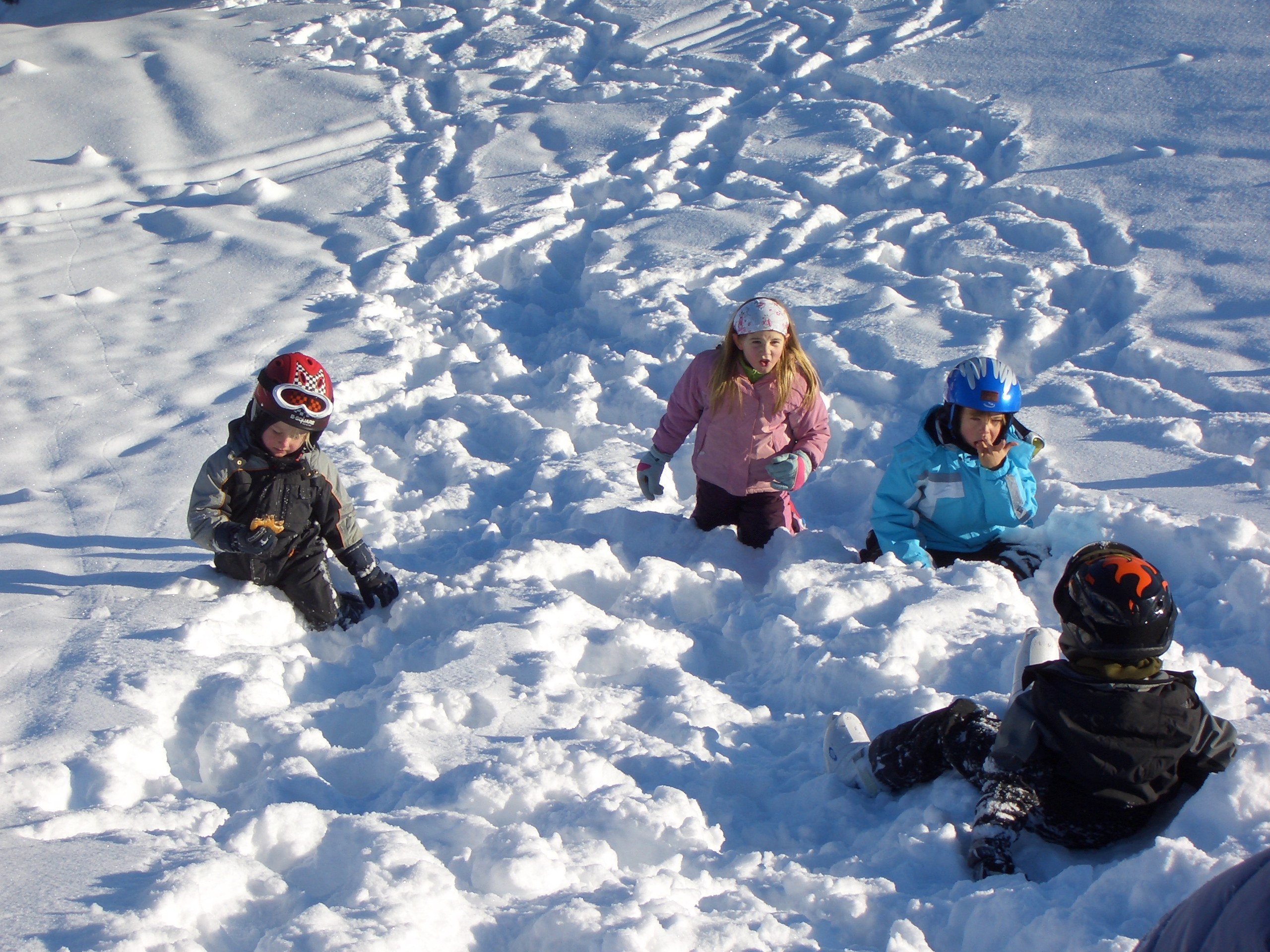 Kinder spielen im Schnee im Skigebiet Gerlos