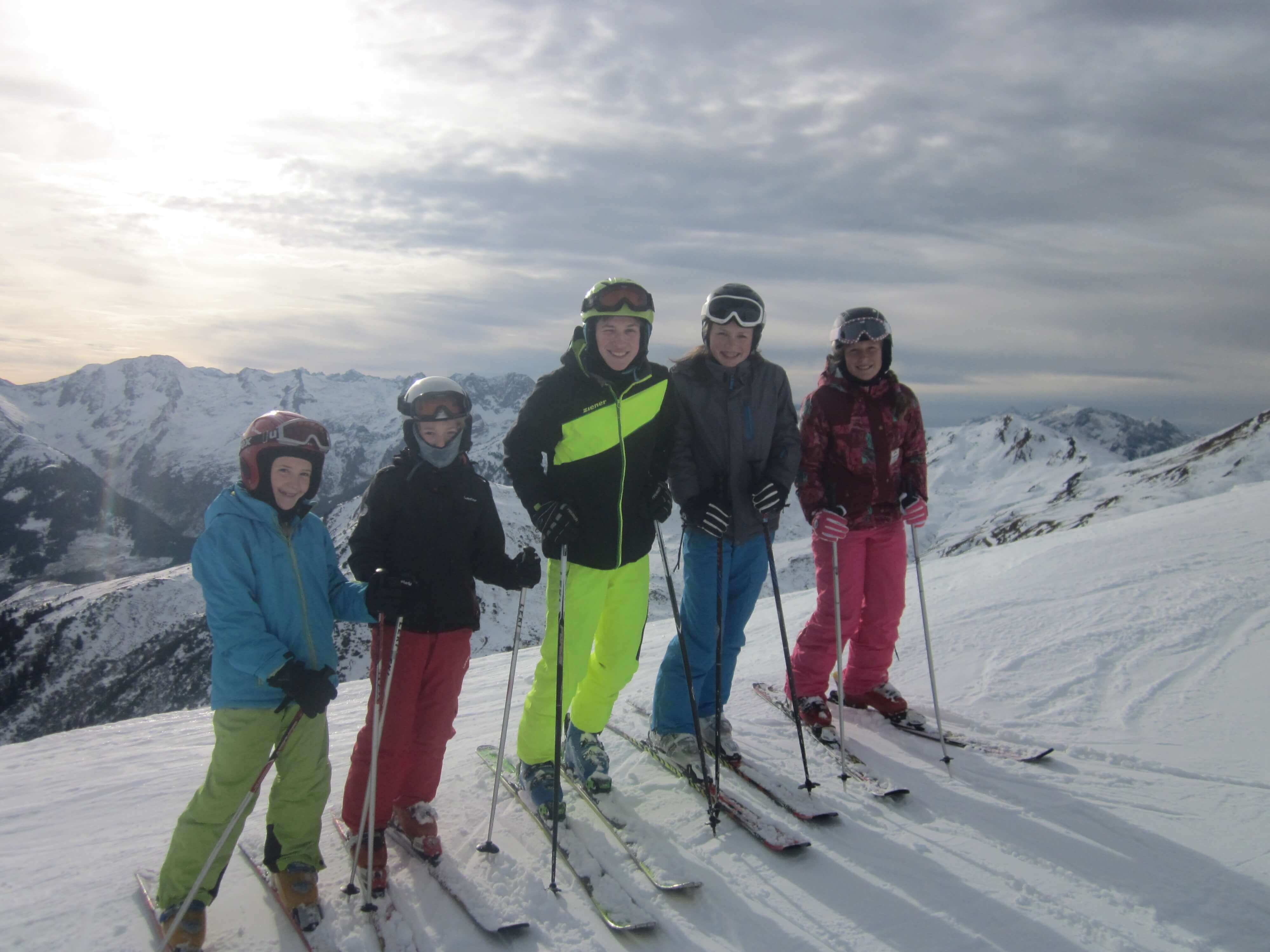 Kinder und Jugendliche im Skikurs im Skigebiet Gerlos