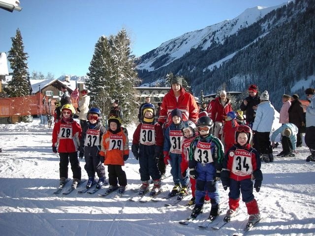 Kinderskikursgruppe auf Ski in Kitzbühel