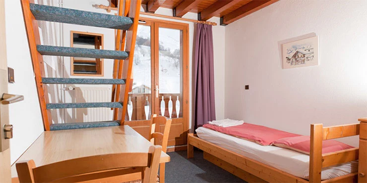 Beispiel eines Zimmers im Sportclub im Skiurlaub in Le Bettaix in Frankreich