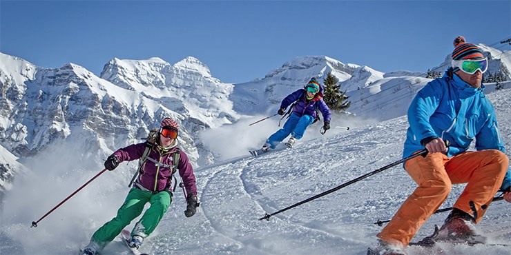 Skifahrer auf der Piste im Skigebiet Champéry in der Schweiz
