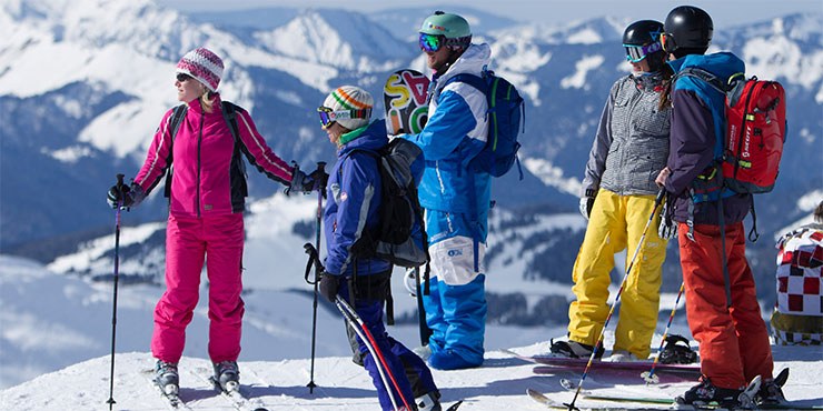 Ski- und Snowboardgruppe auf dem Gipfel im Skigebiet Champéry
