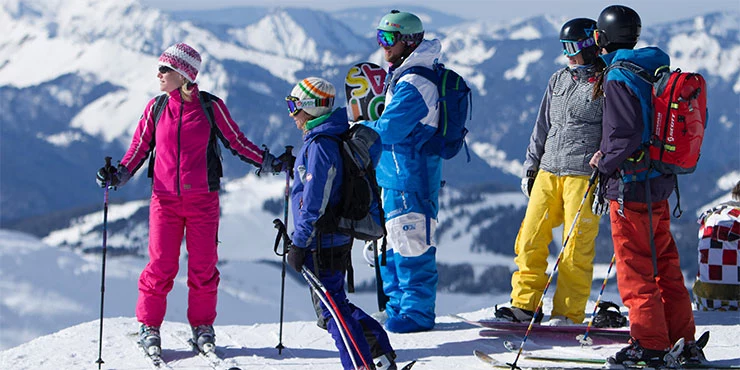 Ski- und Snowboardgruppe auf dem Gipfel im Skigebiet Champéry