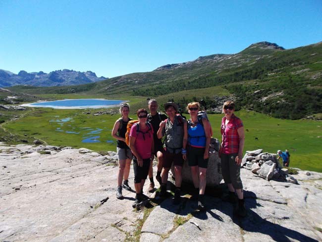 Wandergruppe erreicht den Ninosee auf Korsika