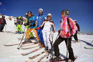 Skifahrer auf den Pisten des Skigebietes Flims-Laax im Skiurlaub in der Schweiz