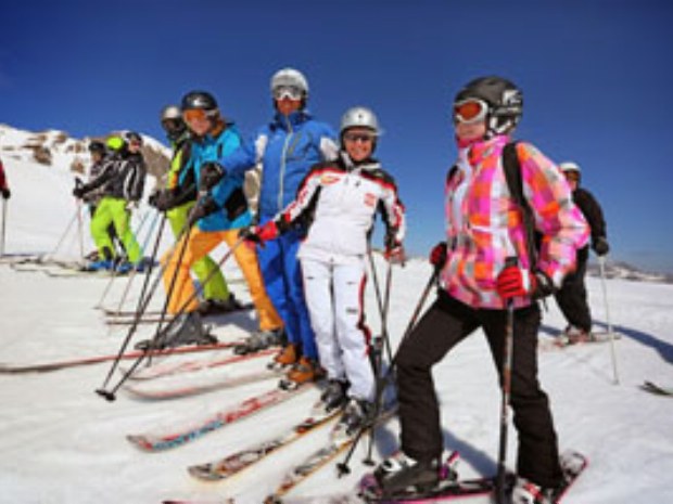 Skifahrer auf den Pisten des Skigebietes Flims-Laax im Skiurlaub in der Schweiz