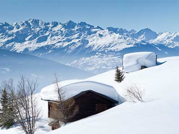 Berghütten im Tiefschnee in Crans Montana in der Schweiz