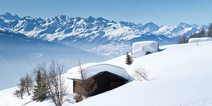 Berghütten im Tiefschnee in Crans Montana in der Schweiz